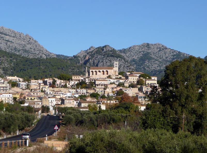 Vistas de la localidad de Selva y la Sierra de Tramuntana Mallorca